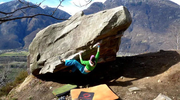 Ein Mann klettert an einem Boulderfelsen in Cresciano | © DAV/Matthias Keller