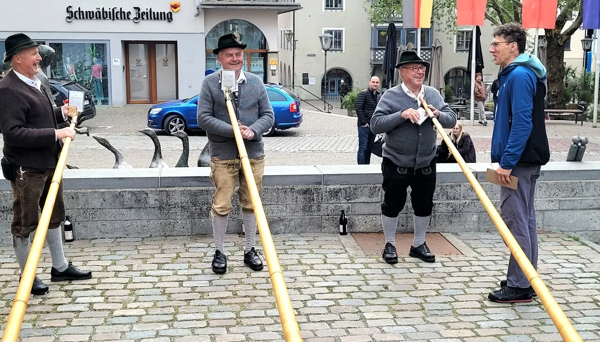 Klaus Zugmeier dankt den Woringer Alphornbläsern | © DAV