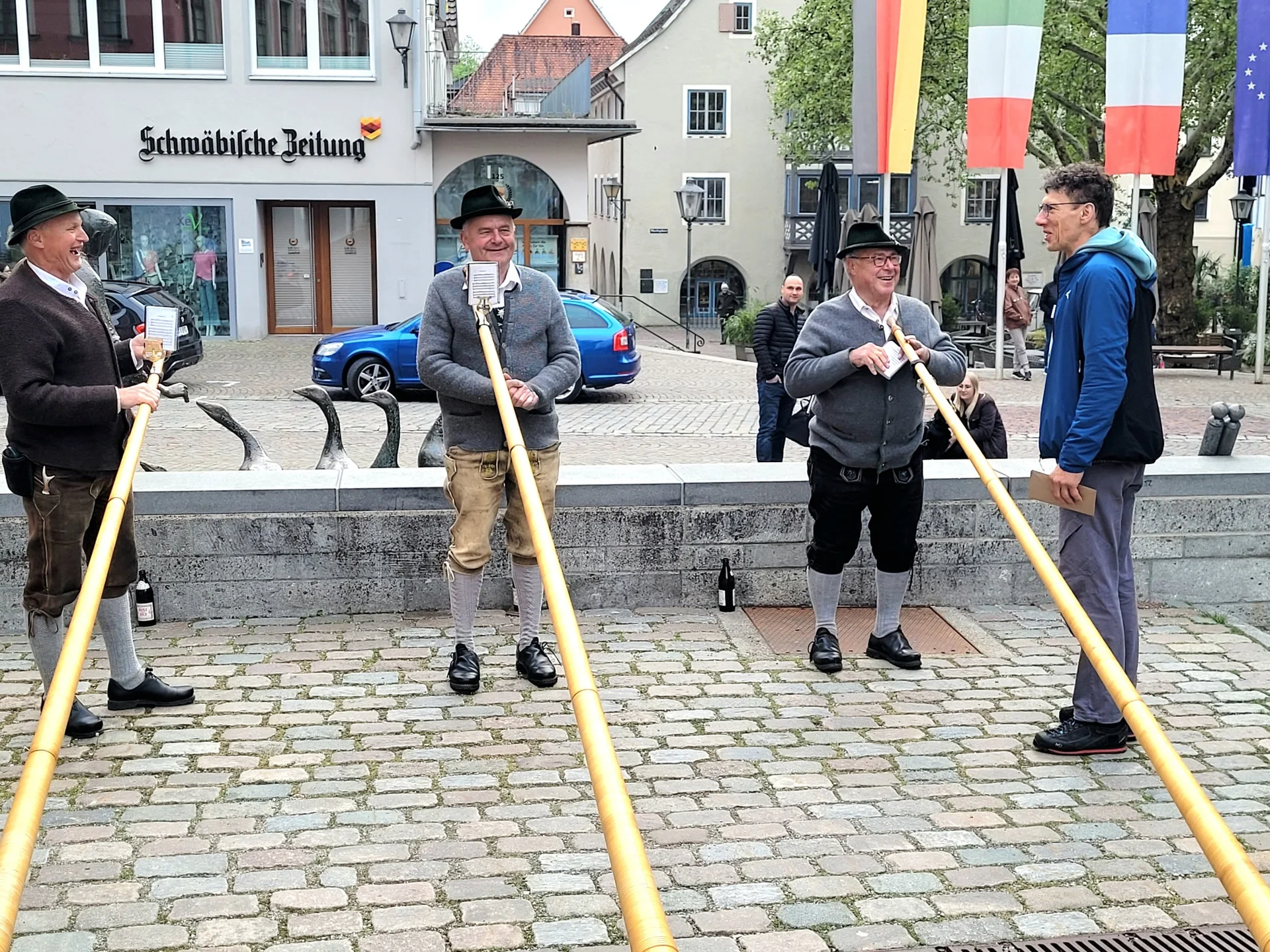 Klaus Zugmeier dankt den Woringer Alphornbläsern | © DAV